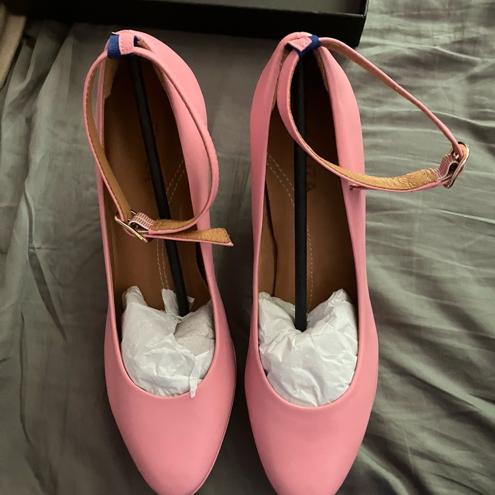 Brand new unworn bubble gum pink pumps from dr LIZA. Size 8. In original box.